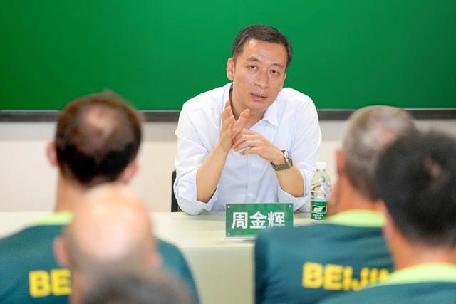 记者丰臻谈周金辉发言：球员水平低还有人看，因为球迷太多